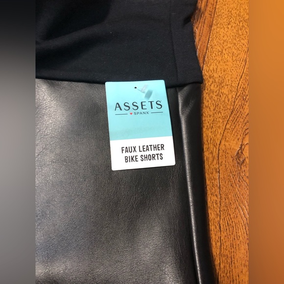 Assets by Spanx Faux Leather Bike Shorts XL - Picture 8 of 10